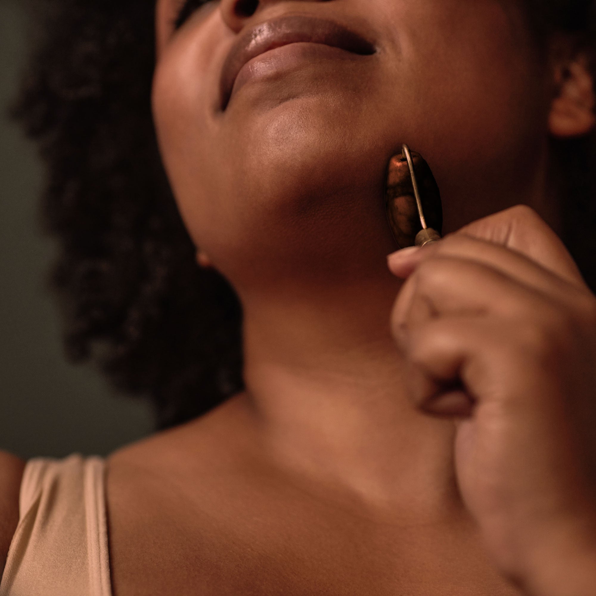 Rouleau facial Œil de Tigre Harmonie et Équilibre (Manche en métal doré)